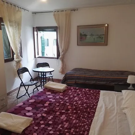 招待所 House *